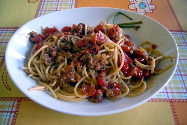 Spaghetti con tonno e pomodorini