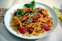 Pasta con Pomodori Datterini e Basilico Fresco