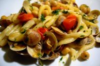 Strozzapreti freschi con vongole e ceci