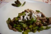 Straccetti di manzo con asparagi e crema di yoghurt