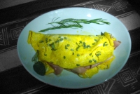 Omelette con prosciutto cotto e formaggio