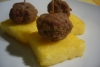 Crostini di polenta e polpettine